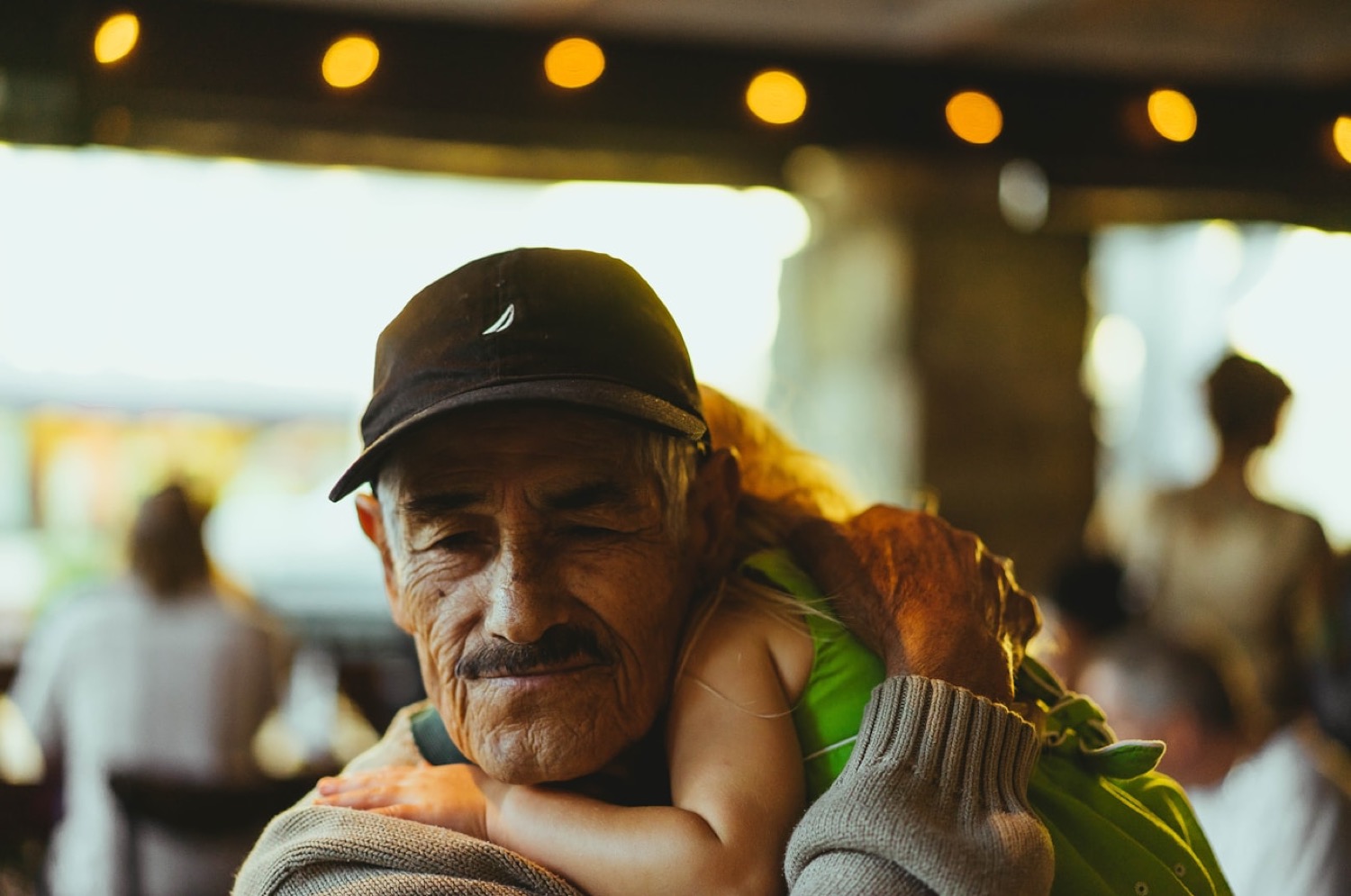 Abuelo abrazando a su nieta